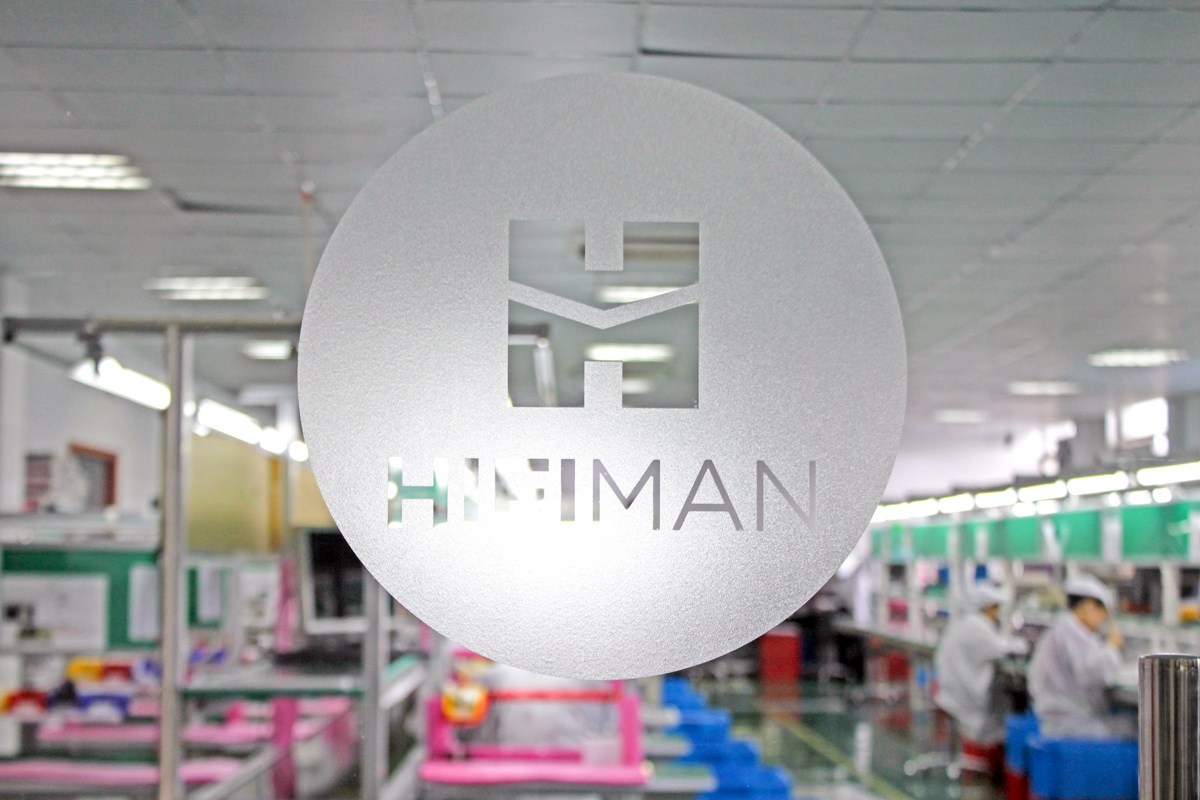 Logo HiFiMAN na szkle